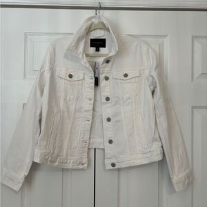 Banana Republic Woman’s Classic White Jean Jacket Size Medium - BNWT